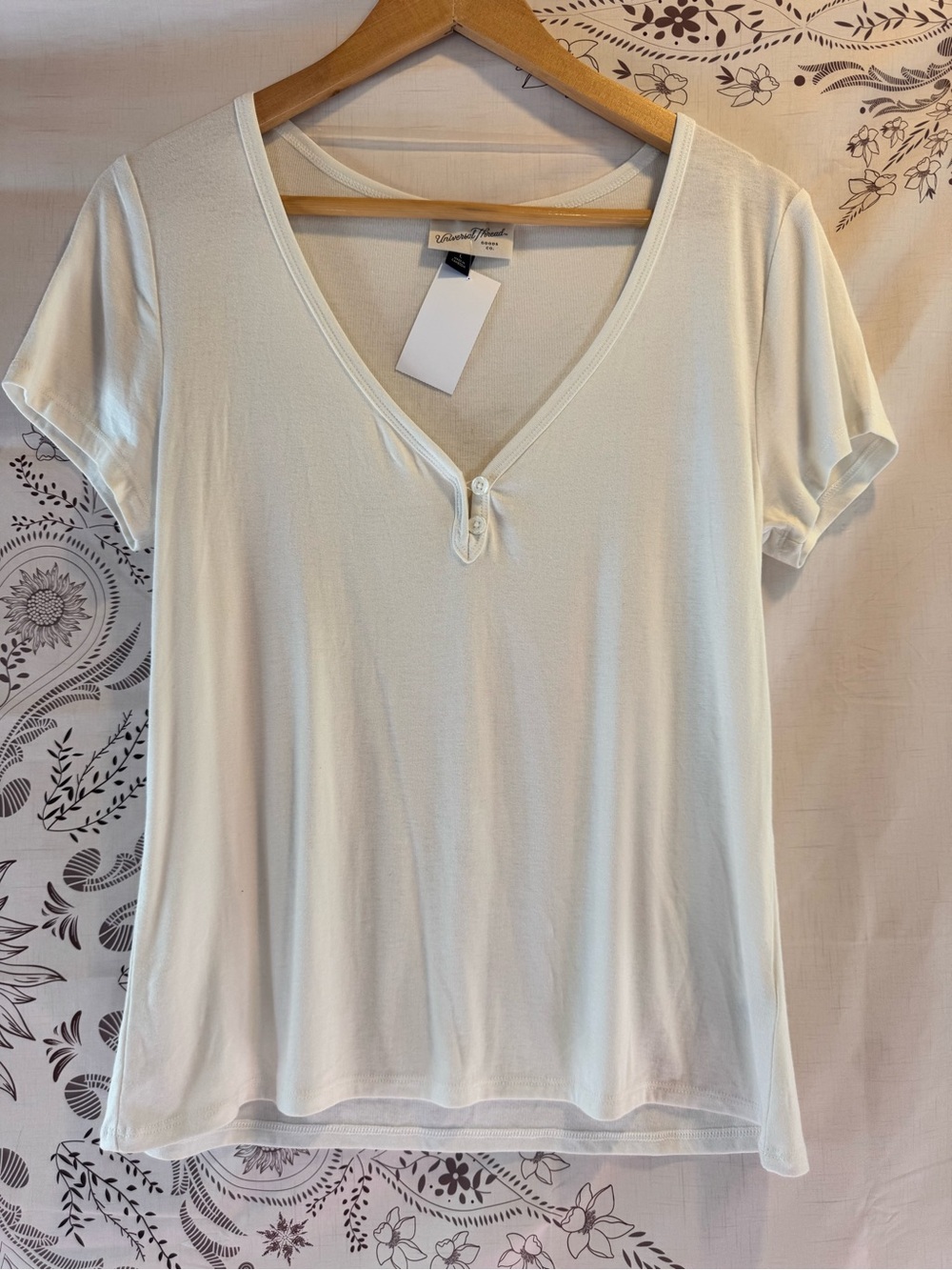 Universal Thread Cream Short Sleeve V-Neck Tee